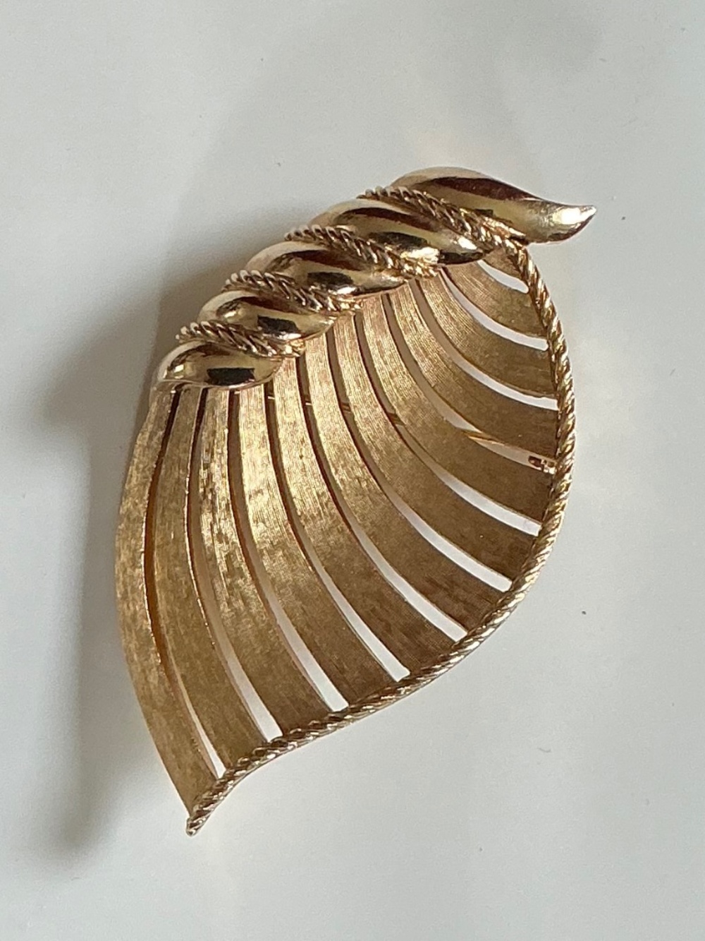Vintage Crown Trifari Brushed Leaf Brooch Gold Tone MCM Pin Signed Antique
